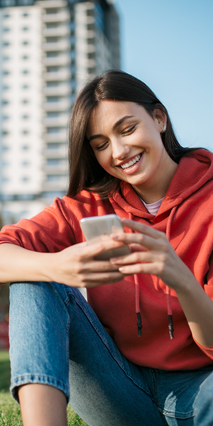 Ragazza che sorride al telefono 