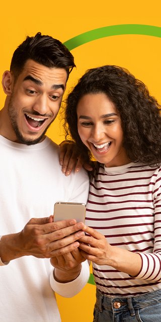 1146239945 Ragazze che sorridono bevendo un caffè e guardando lo smartphone