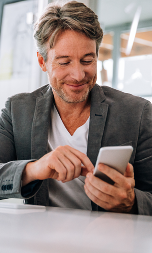 Uomo seduto che digita sullo smartphone