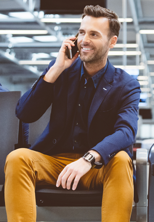 Uomo che parla al telefono