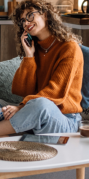 Ragazza che sorride al telefono